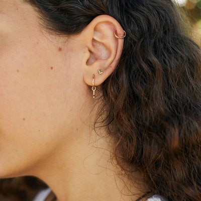 עגיל חישוק נקודה אדומה | זהב