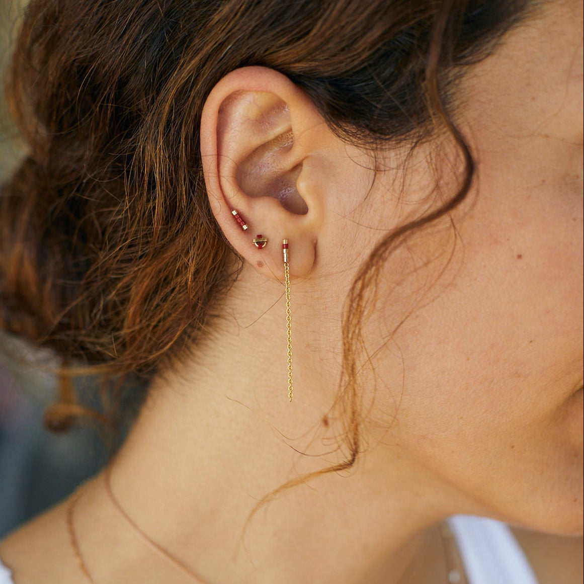 עגיל ארוך נקודה אדומה | זהב