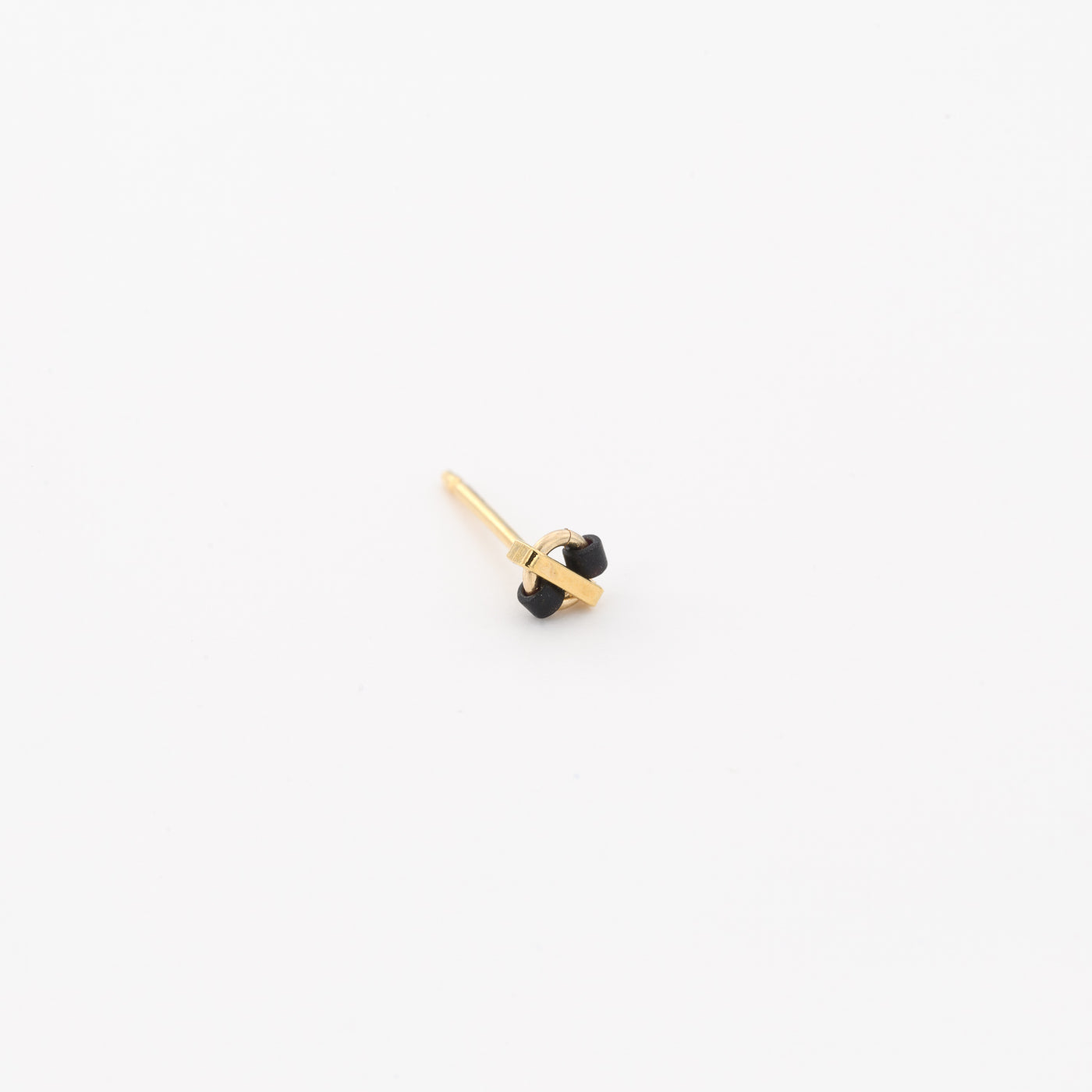 עגיל נקודה שחור | זהב 14 קראט